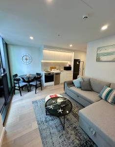 Η κουζίνα ή μικρή κουζίνα στο Brand New Apartment CBD High Rise With Ocean View on the Doorstep of Courtenay Place