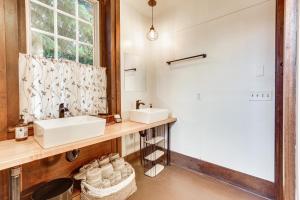 Ένα μπάνιο στο Timeless Winesburg Farmhouse with Deck +27 φωτογραφίες