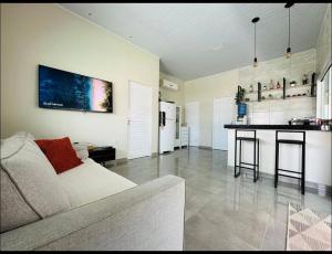 a living room with a couch and a kitchen at casa por temporada em santo amaro do maranhão in Santo Amaro