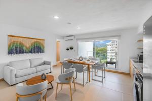 Posezení v ubytování Upstay - Brand New Condo w Pool - Near the Beach