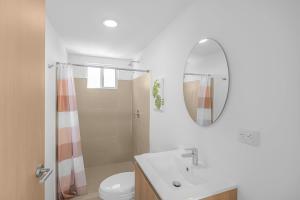 Koupelna v ubytování Upstay - Brand New Condo w Pool - Near the Beach