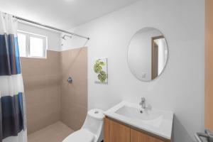 Koupelna v ubytování Upstay - Brand New Condo w Pool - Near the Beach