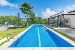 Bazén v ubytování Upstay - Brand New Condo w Pool - Near the Beach nebo v jeho okolí