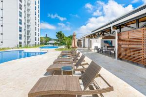 Bazén v ubytování Upstay - Brand New Condo w Pool - Near the Beach nebo v jeho okolí