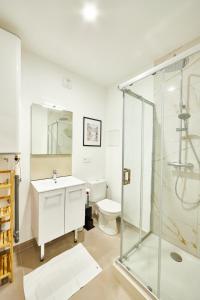 a bathroom with a shower and a sink and a toilet at BE-0 - Joli 2 pièces pour 1-2 pers au RDC au centre de Mulhouse in Mulhouse