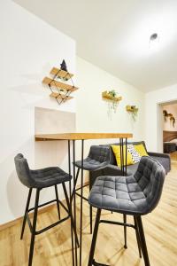 a dining room with a table and chairs at BE-0 - Joli 2 pièces pour 1-2 pers au RDC au centre de Mulhouse in Mulhouse +34 photos