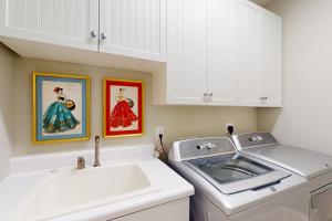 una cocina con fregadero y lavadora en Soundside Serenity, en Atlantic Beach 20 fotos más