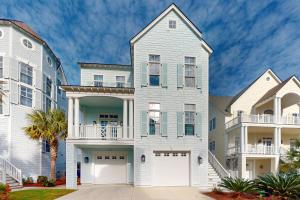 una gran casa blanca con puertas de garaje blancas en Soundside Serenity, en Atlantic Beach