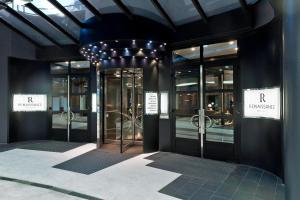 un gruppo di porte in vetro in un edificio di Renaissance Vienna Schönbrunn Hotel a Vienna