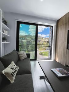 TV a/nebo společenská místnost v ubytování Slope Side Studio In The Heart of Canyons Village with Heated Pool & Hot Tub!