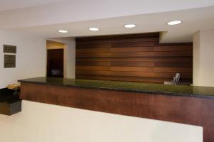 un bar en el vestíbulo de un hospital con paneles de madera en Fairfield Inn Hartsville, en Hartsville