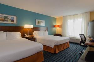 Una habitación de hotel con dos camas y un televisor de pantalla plana. en Fairfield Inn Hartsville, en Hartsville 18 fotos más