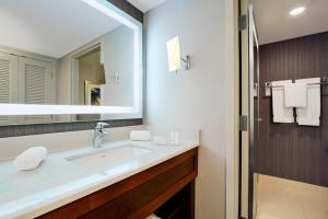 Vannituba majutusasutuses Courtyard by Marriott Cocoa Beach Cape Canaveral