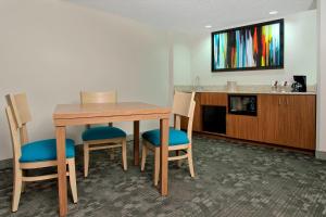 Köök või kööginurk majutusasutuses Courtyard by Marriott Cocoa Beach Cape Canaveral