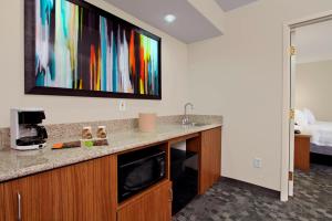 Köök või kööginurk majutusasutuses Courtyard by Marriott Cocoa Beach Cape Canaveral