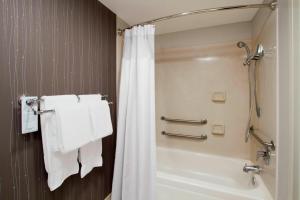 Vannituba majutusasutuses Courtyard by Marriott Cocoa Beach Cape Canaveral