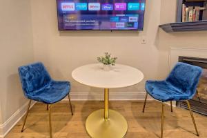 TV a/nebo společenská místnost v ubytování Charming Downtown Helen Getaway