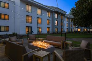 Posezení v ubytování Courtyard by Marriott Portland Beaverton