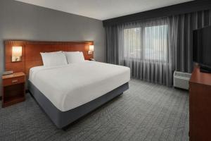 Postel nebo postele na pokoji v ubytování Courtyard by Marriott Portland Beaverton
