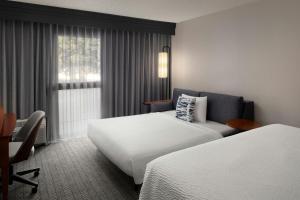 Postel nebo postele na pokoji v ubytování Courtyard by Marriott Portland Beaverton + 25 fotografií