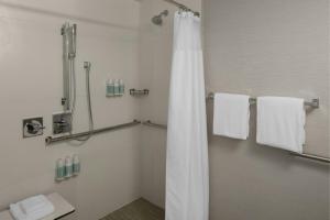 Koupelna v ubytování Courtyard by Marriott Portland Beaverton