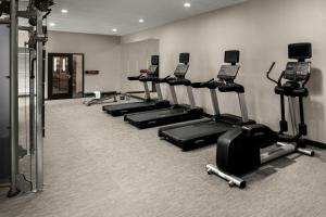 Fitness centrum a/nebo fitness zařízení v ubytování Courtyard by Marriott Portland Beaverton