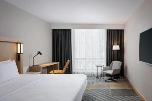 Postel nebo postele na pokoji v ubytování Courtyard by Marriott Tbilisi