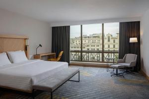 Postel nebo postele na pokoji v ubytování Courtyard by Marriott Tbilisi
