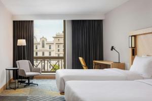 Postel nebo postele na pokoji v ubytování Courtyard by Marriott Tbilisi
