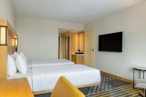 Postel nebo postele na pokoji v ubytování Courtyard by Marriott Tbilisi