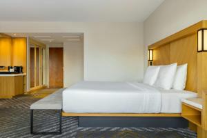 Postel nebo postele na pokoji v ubytování Courtyard by Marriott Tbilisi