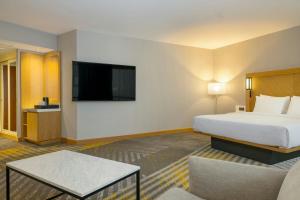 TV a/nebo společenská místnost v ubytování Courtyard by Marriott Tbilisi