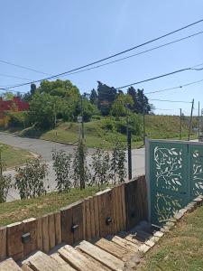 サン・ペドロにあるTiny Housesの道路横の緑の扉付きの木製柵 +4枚の写真