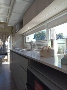 サン・ペドロにあるTiny Housesのキッチン(シンク付きカウンター、窓付)