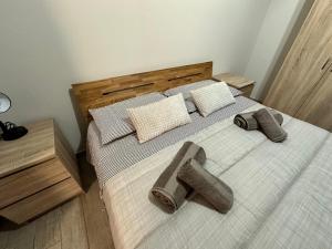 een slaapkamer met een bed met twee handdoeken erop bij Alvina's House in Aosta