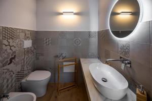 アヴォラにあるCampisi Luxury Apartmentsの洗面台、トイレ、鏡のあるバスルーム +35枚の写真