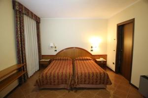 Voodi või voodid majutusasutuse Hotel Paris toas