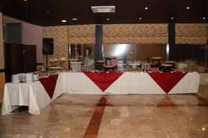 Εστιατόριο ή άλλο μέρος για φαγητό στο Holiday Suites Hotel & Beach Resort +129 φωτογραφίες