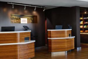 a lobby with wooden cabinets and a counter top at Courtyard St. Louis Westport Plaza in Maryland Heights