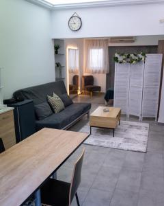 una sala de estar con un sofá y una mesa en Bill and Dim in Xrisoupoli, en Chrysoupolis