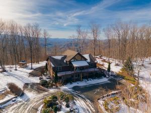 una vista aérea de una casa en la nieve en Wolf Ridge Lodge, en Boone