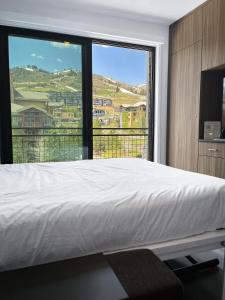 Postel nebo postele na pokoji v ubytování Slope Side Studio In The Heart of Canyons Village with Heated Pool & Hot Tub!