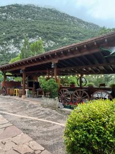 un padiglione in legno con carrozza trainata da cavalli di Albergue La HERMIDA a La Hermida