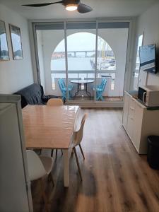 Kuchyň nebo kuchyňský kout v ubytování T2 cabine avec très belle vue sur le port de plaisance