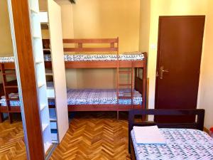 Voodi või voodid majutusasutuse KotorHostelito toas