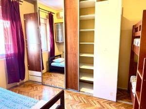 Voodi või voodid majutusasutuse KotorHostelito toas