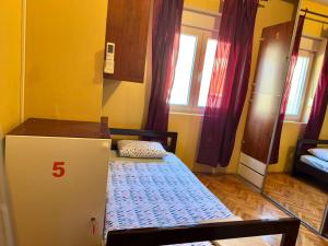 Voodi või voodid majutusasutuse KotorHostelito toas