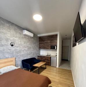 een kleine kamer met een bed en een keuken bij Апартаменти в Гранях in Dnipro +8 foto's
