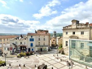 ベラックにあるStudio cosy idéal pour Séjours Courts ou Longsのガラス張りの町並み