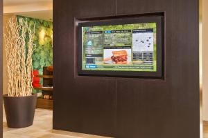 Televiisor ja/või meelelahutuskeskus majutusasutuses Courtyard by Marriott Mt. Laurel
